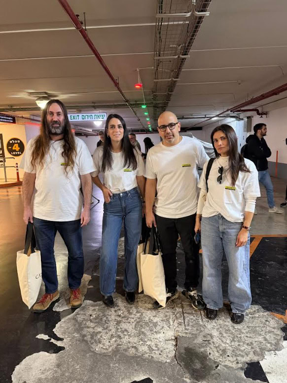 רינת לוזון מנהלת נכסים אופטיקנה, אלרועי תורג'מן, ליאת נוימן סמנכ"לית השיווק ולירון גונן מנהל איקומרס. (צילום: לטם מלח).