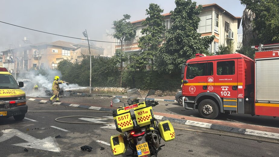 שברי יירוט ברמת גן. צילום: דוברות מד"א