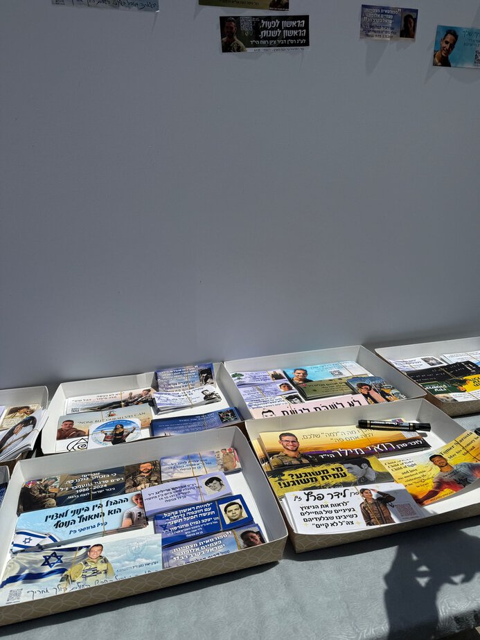 יצירת סטיקרים מיוחדים. צילום: דוברות עיריית רמת גן