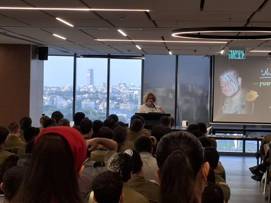 אור-לי ניב, מ"מ וסגנית ראש עיריית גבעתיים – הרצאה לזכר בנה עומרי. צילום פרטי