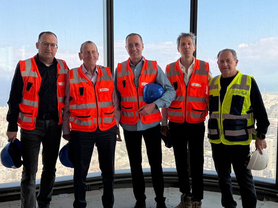 רן קוניק ורון חולדאי בסיור בפרויקט ביונד. צילום: עיריית גבעתיים