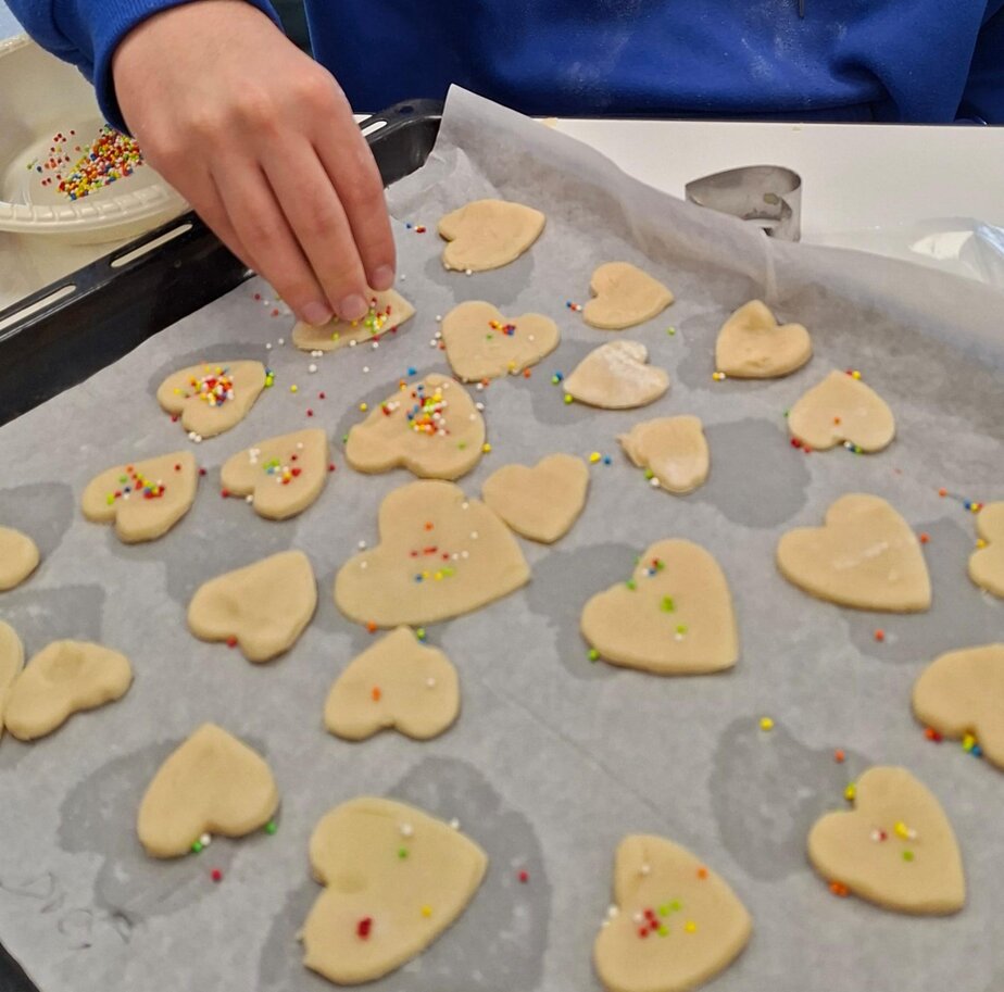 ילדים אופים עוגיות צילום מיכל שובל