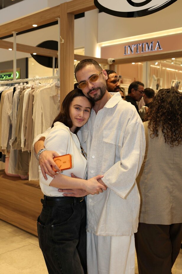 רועי סנדלר ובת זוגתו ליה ברקן בחנות הפופ אפ של TFU TFU קניון רמת אביב צילום שחר פרץ+ (1)