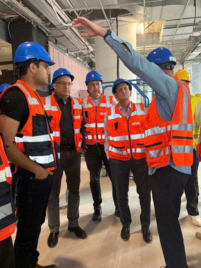 רן קוניק ורון חולדאי בסיור בפרויקט ביונד – צילום עיריית גבעתיים (1)