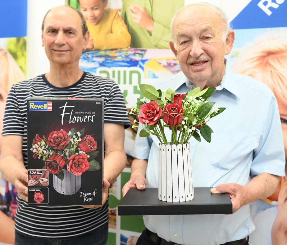 01. מימין לשמאל מאיר קלוגהפט, יוסי בר און הבעלים של חב' שחק נא מציגים את הפאזל הפרחים- צילום מורגן ביטן אישור לפרסום ללא תשלום