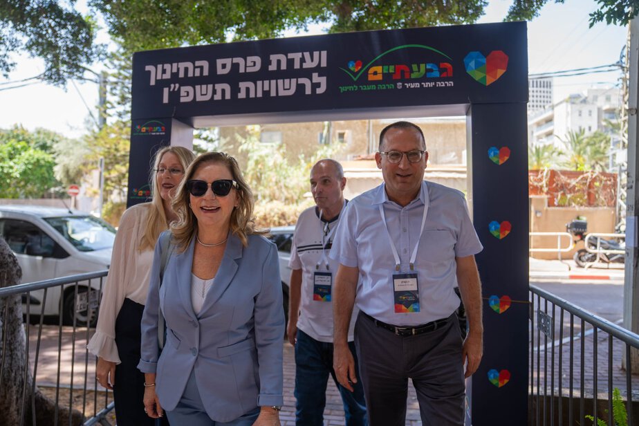ביקור ועדת פרס החינוך הארצי בגבעתיים. צילום: רונה אולשבסקי, באזמרקט