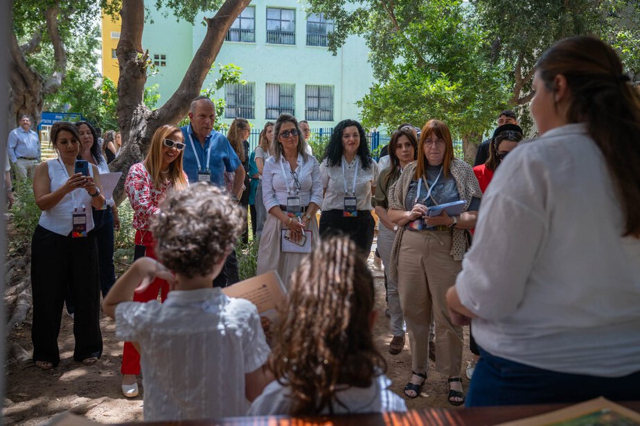 ביקור ועדת פרס החינוך הארצי בגבעתיים. צילום:  רונה אולשבסקי, באזמרקט