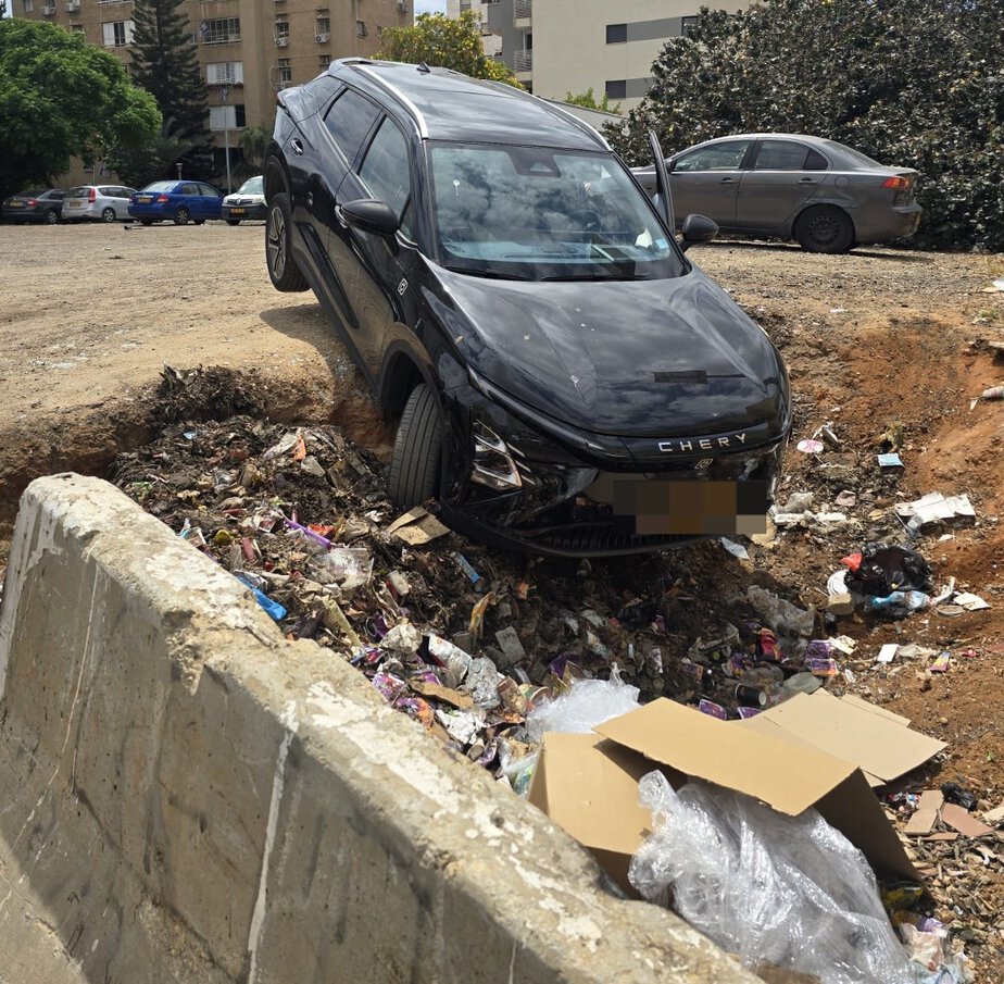 רכב חשמלי נפל לבור ברחוב גולומב. צילום: כיבוי אש והצלה