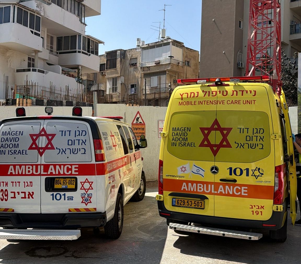 פועל כבן 30 נהרג מפגיעת חפץ כבד באתר בנייה. צילום: דוברות מד"א