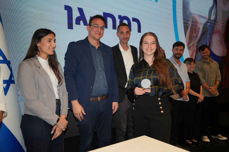 אות רמון לאביגיל קריב תלמידת אהל שם. צילום: צילום:  lets dance photography
