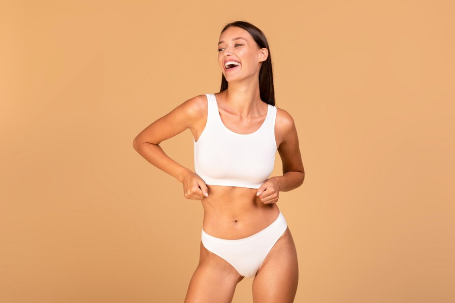 כללית סתטיקה צילום: shutterstockPortrait,Of,Slim,Smiling,Model,Woman,In,White,Underwear,Top