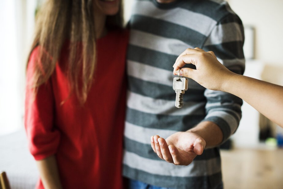 SEO ראש צילום: freepikCouple bought new house