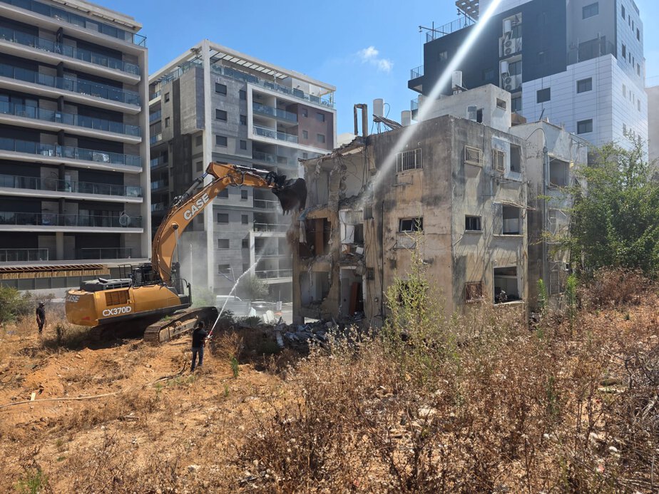 הריסת בנין ברחוב תרצה 5א ברמת גן. צילום: אורן אלון