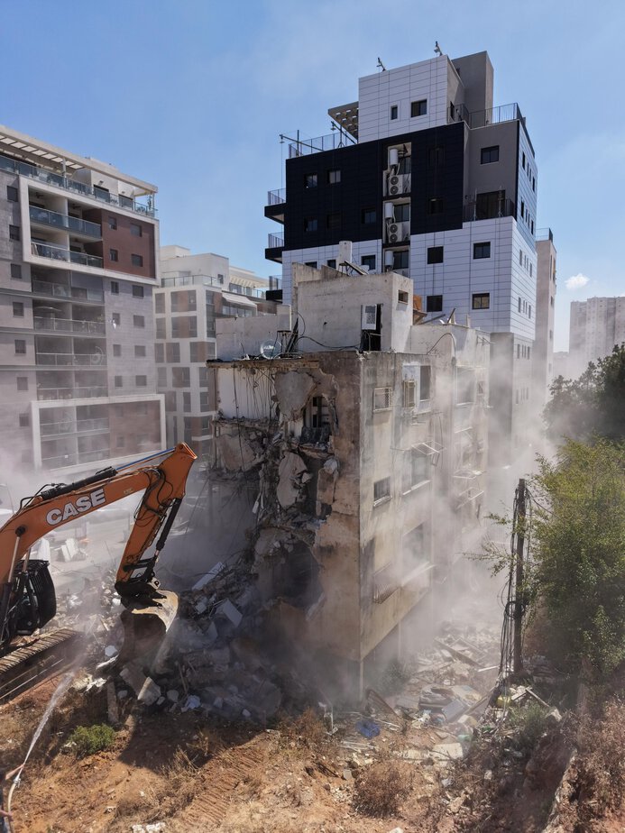 הריסת בנין ברחוב תרצה 5א ברמת גן. צילום: אורן אלון