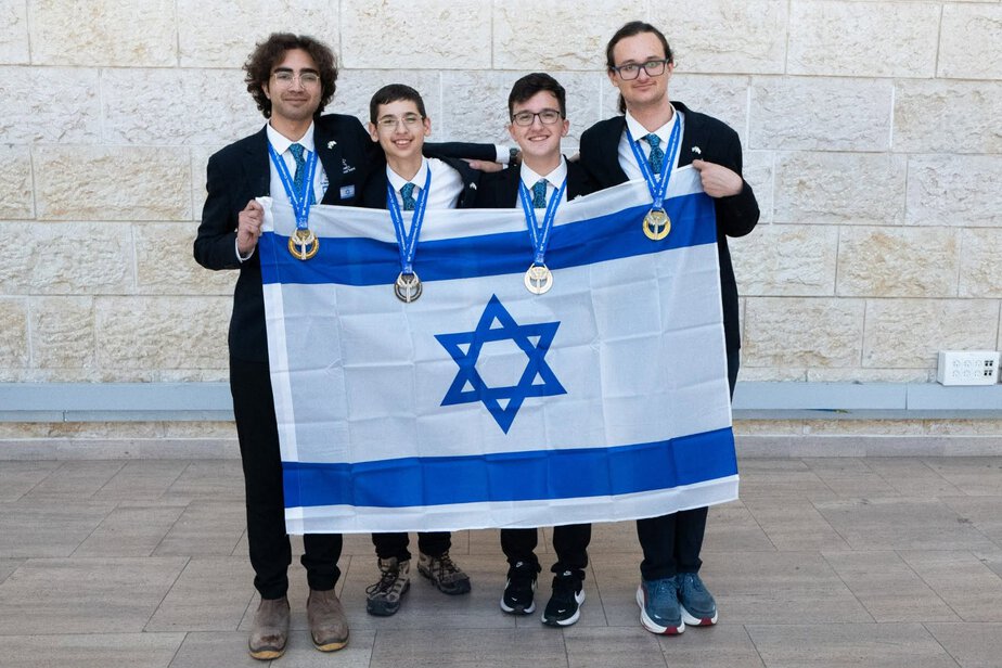 נבחרת ישראל בכימיה, מימין לשמאל: איתמר, דניאל, יהונדב ויוגב. צילום באדיבות משרד החינוך ומדעני העתיד