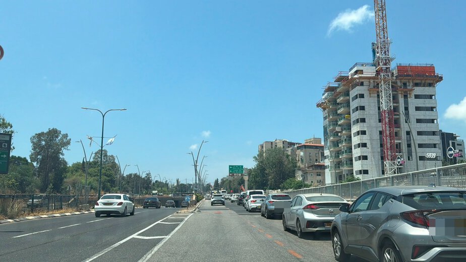 הפקק (נתיב ימיני) מאלוף שדה לכיוון רחוב הירדן. צילום: רמת גן גבעתיים NEWS