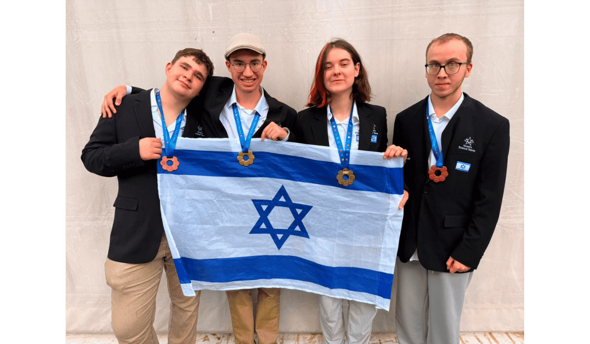 נבחרת ישראל בביולוגיה, מימין לשמאל: ירדן, אולה, יהודה, סער. צילום באדיבות משרד החינוך ומדעני העתיד