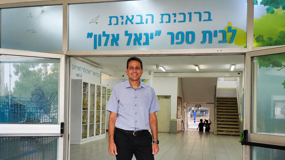 יניב שמיל מנהל בית ספר יגאל אלון גבעתיים