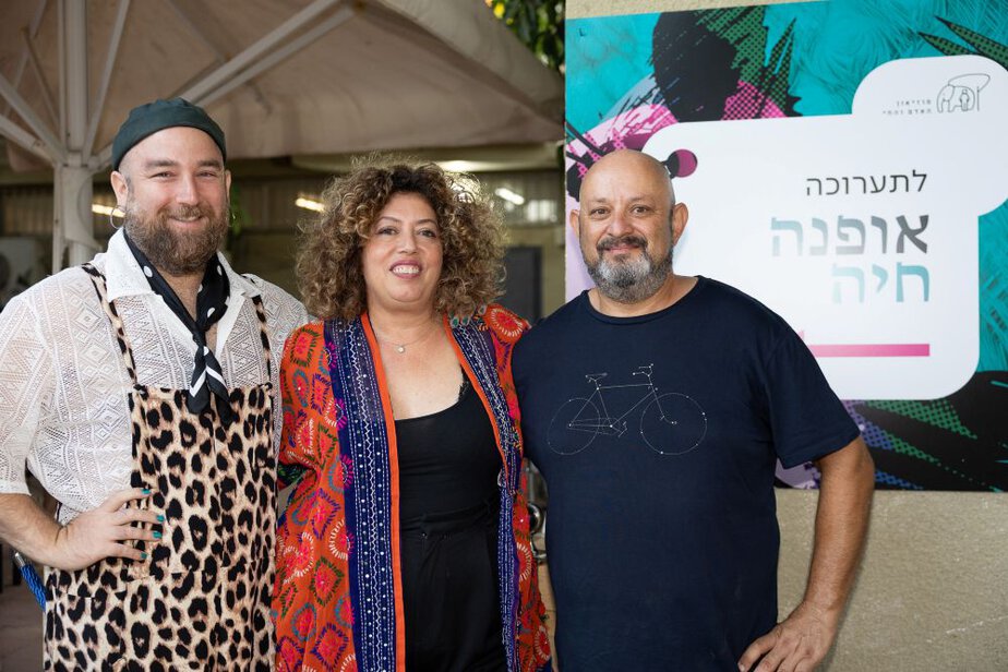 אלכס קפלן מנהל ואוצר שותף גילי כהן ויואב מאיר אוצרים. צילום: משה מרון