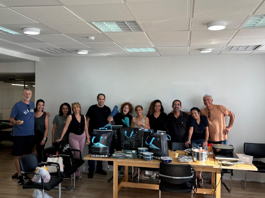 השף אסף אטיאס ומתנדבי עמותת שניר למען חיילים בודדים ברמת גן קרדיט יחצ