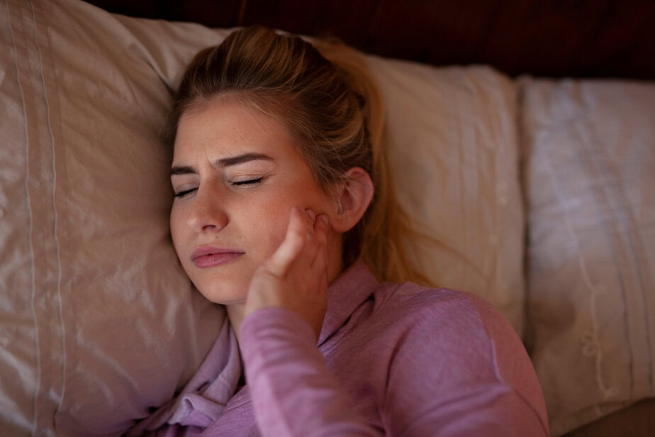כללית סמייל חריקת שיניים. צילום: shutterstockJaw,Pain,From,Bruxisum,Tmj,While,Sleeping