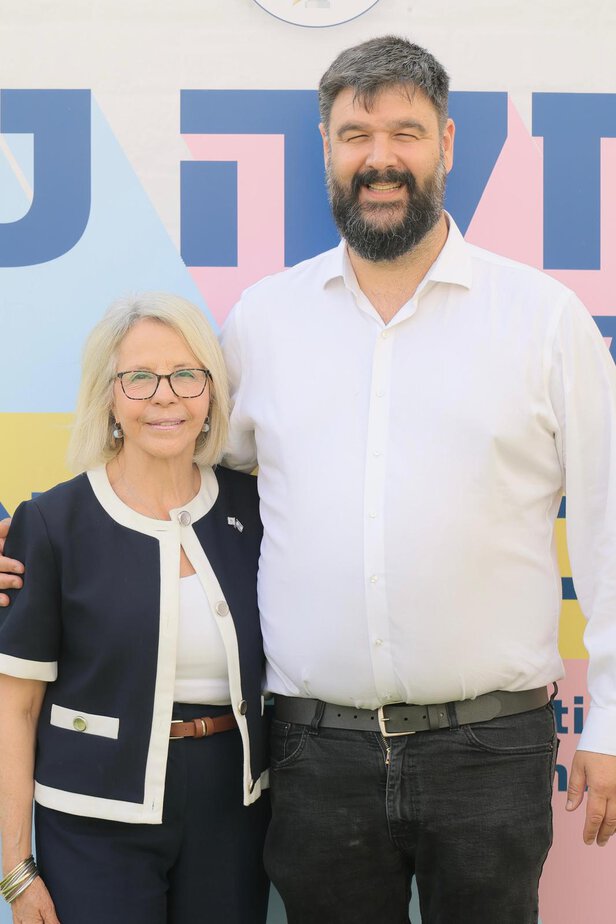 יור ארגון אלמנות ויתומי צהל, עוד זהבה גרוס מידן ומנכל ארגון אלמנות ויתומי צהל, שלומי נחומסון. צילום – עוז שכטר (3)