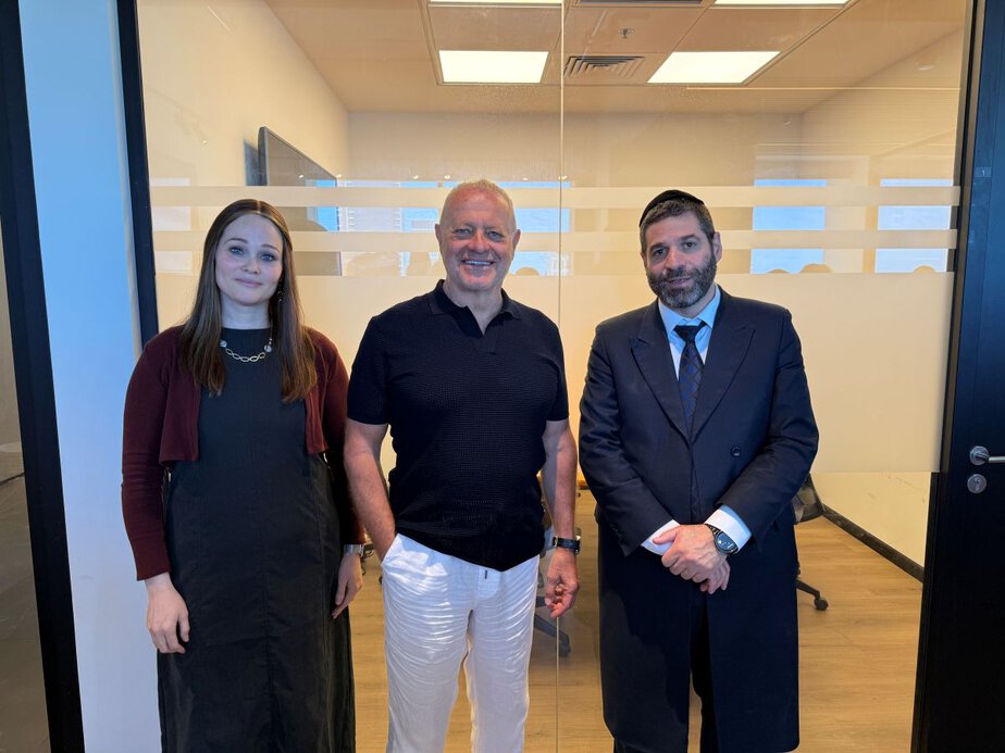 מימין – הרב מנחם שפירא, תמיר גורן ושרה הוכמן קרדיט צילום יחצ