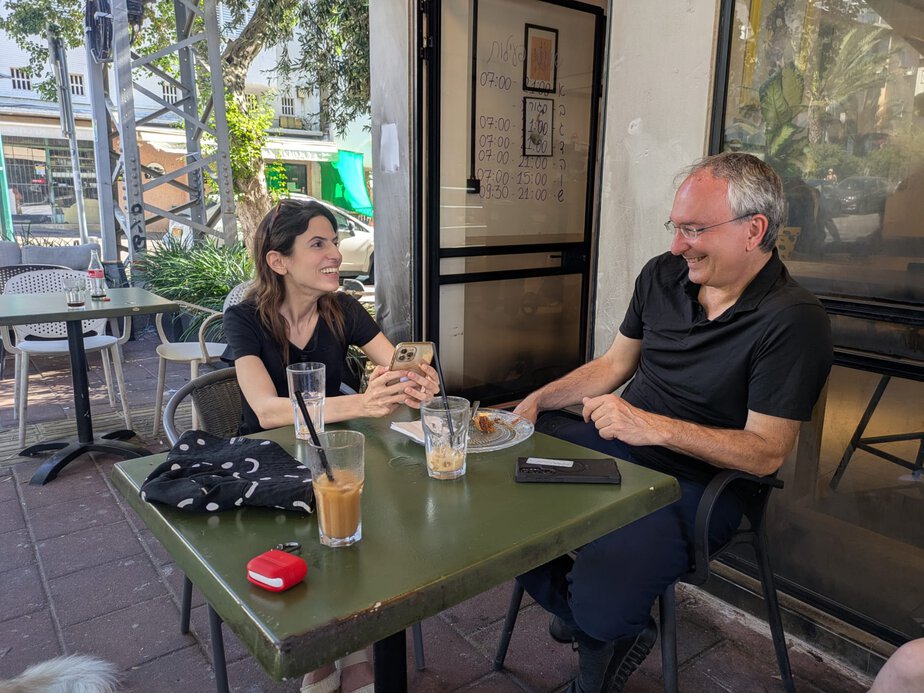 מימין ערן עציון ונאווה רוזליו בבית הקפה בנדיטה ברמת גן – צילום יחצ