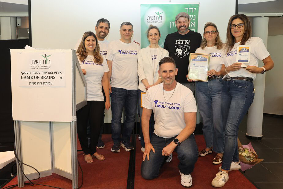 . ענת שמיר, מיכאל צמח, מוטי שואף, אלה רון, איתי הרמן (בחולצה שחורה), עידן גנות, אורלי זריהן וקרן לוי. (צילום: אורן שלו)