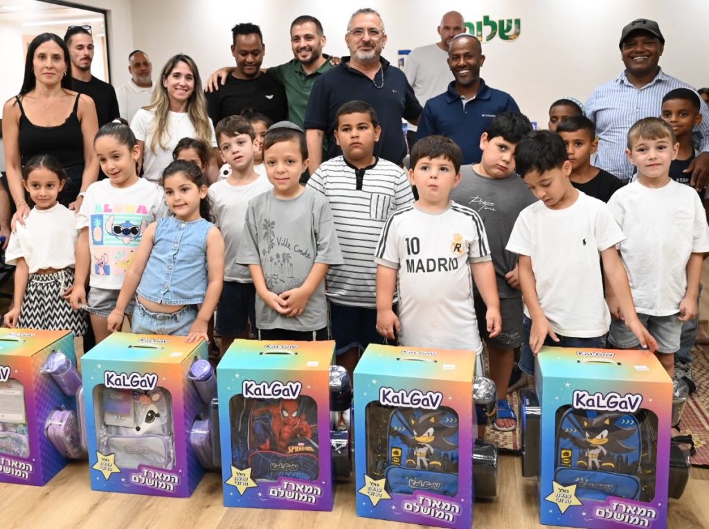 01.ילדי חב' עידית שעולים לכיתה א' עם ההורים ובאמצע רן כצמן מחברת עידית – צילום מורג ביטן אישור ללא תשלום