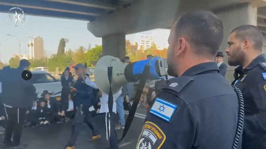כביש 4 וצומת גהה נחסמו לתנועה בשל הפגנה בלתי חוקית. צילום דוברות המשטרה
