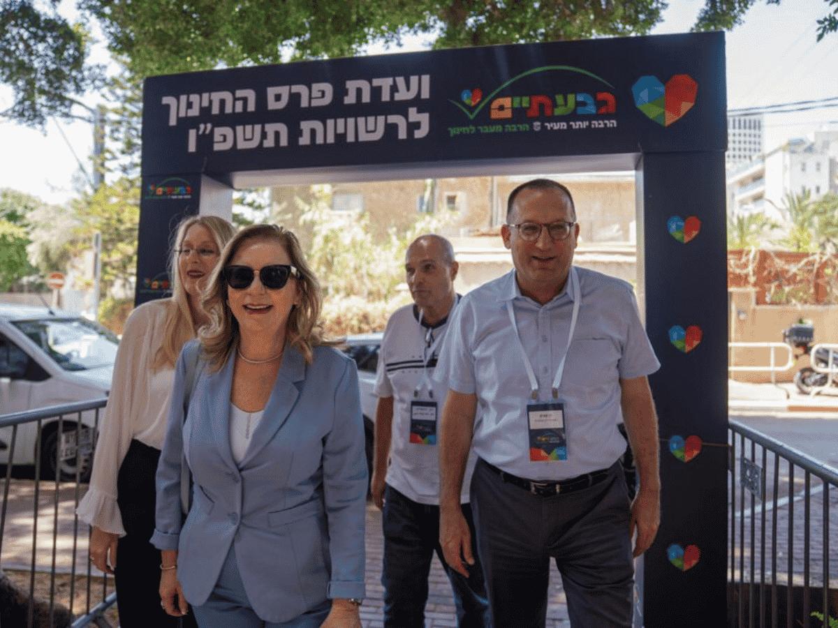 ביקור ועדת פרס החינוך הארצי בחודש מאי 2026 בגבעתיים. צילום: רונה אולשבסקי, באזמרקט