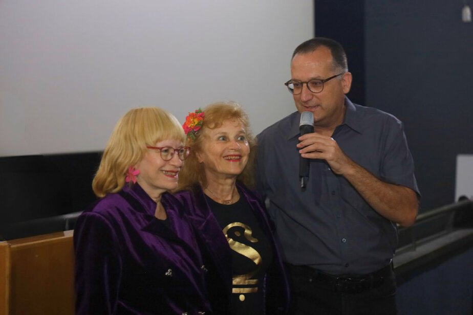 רן קוניק ראש עיריית גבעתיים עם צלילה והדסה, בנותיו של באו. צילום: עיריית גבעתיים