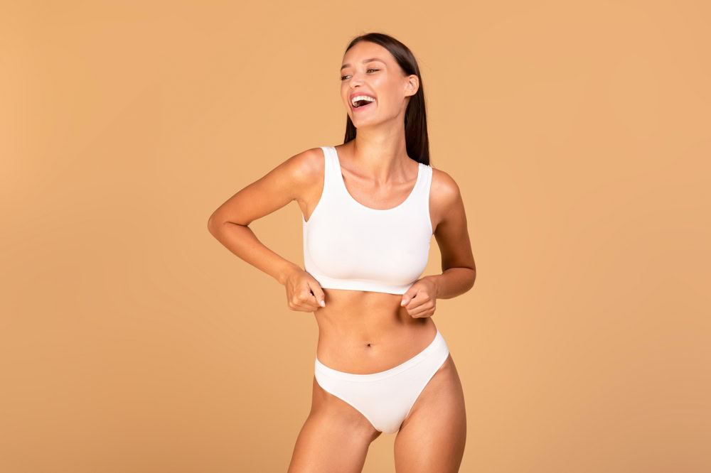 כללית אסתטיקה צילום: shutterstockPortrait,Of,Slim,Smiling,Model,Woman,In,White,Underwear,Top