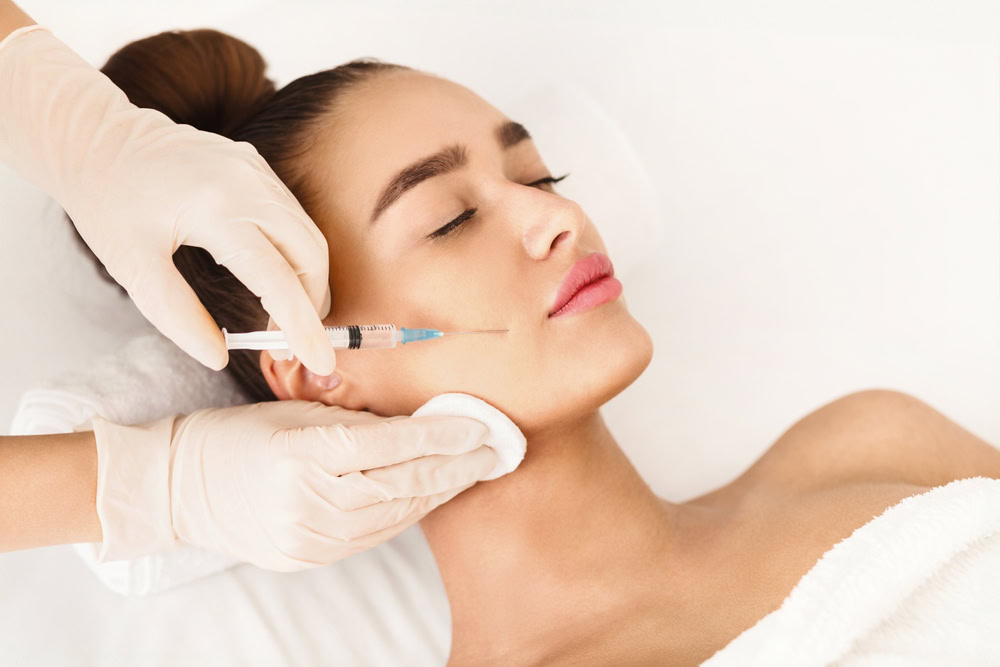 כללית אסתטיקה צילום: shutterstockPlastic,Surgery.,Young,Woman,Receiving,Botox,Injection,In,Beauty,Clinic