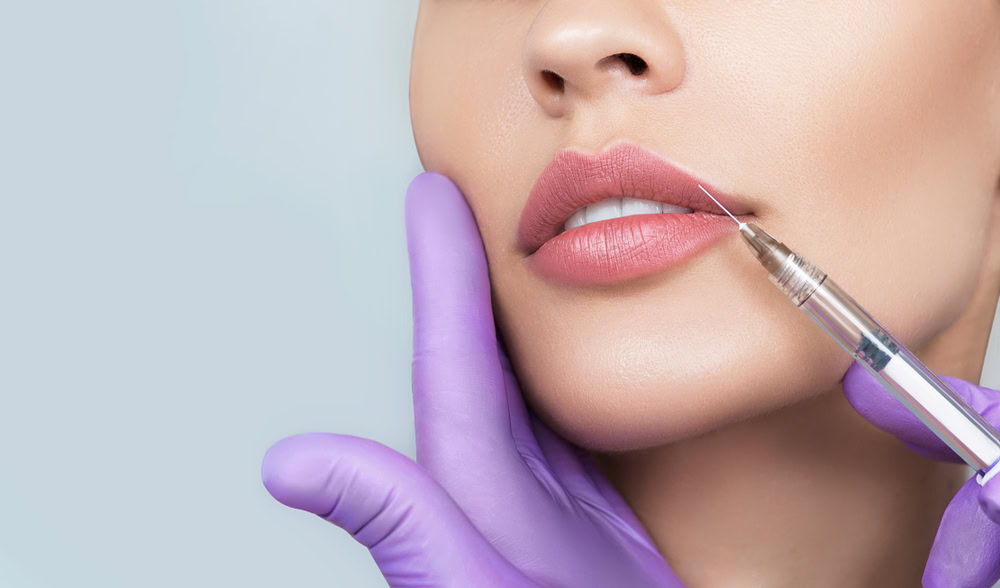 כללית שיךה צילום: shutterstockCropped,Sensual,Female,Lips,,Procedure,Lip,Augmentation.,Syringe,Near,Womans