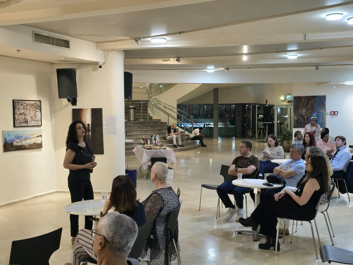 אביבית אגם דאלי באירוע השקת התערוכה נקודת מפנה. צילום: יהורם גלילי