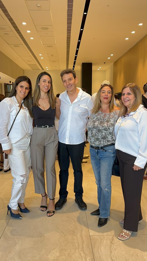 אילן מרגלית עם אשתו דניאלה ושלושת בנותיהן. צילום אפרת לוין